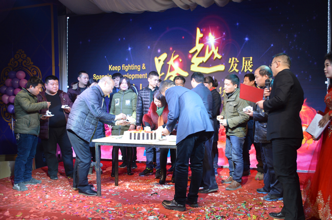 李总与大家共庆生日