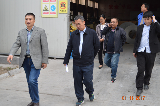 张总陪同评审组参观车间