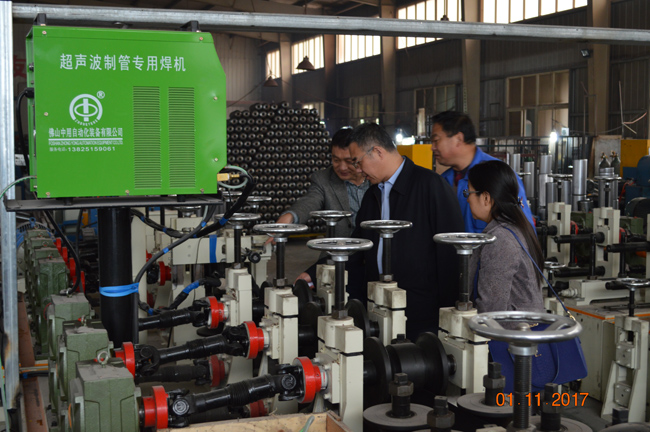 评审组观看新设备情况