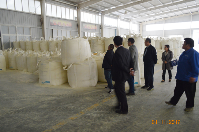 评审组查看干粉灭火剂成品情况